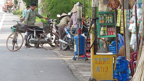 Tiềm ẩn nguy cơ cháy nổ từ những cây xăng tự chế